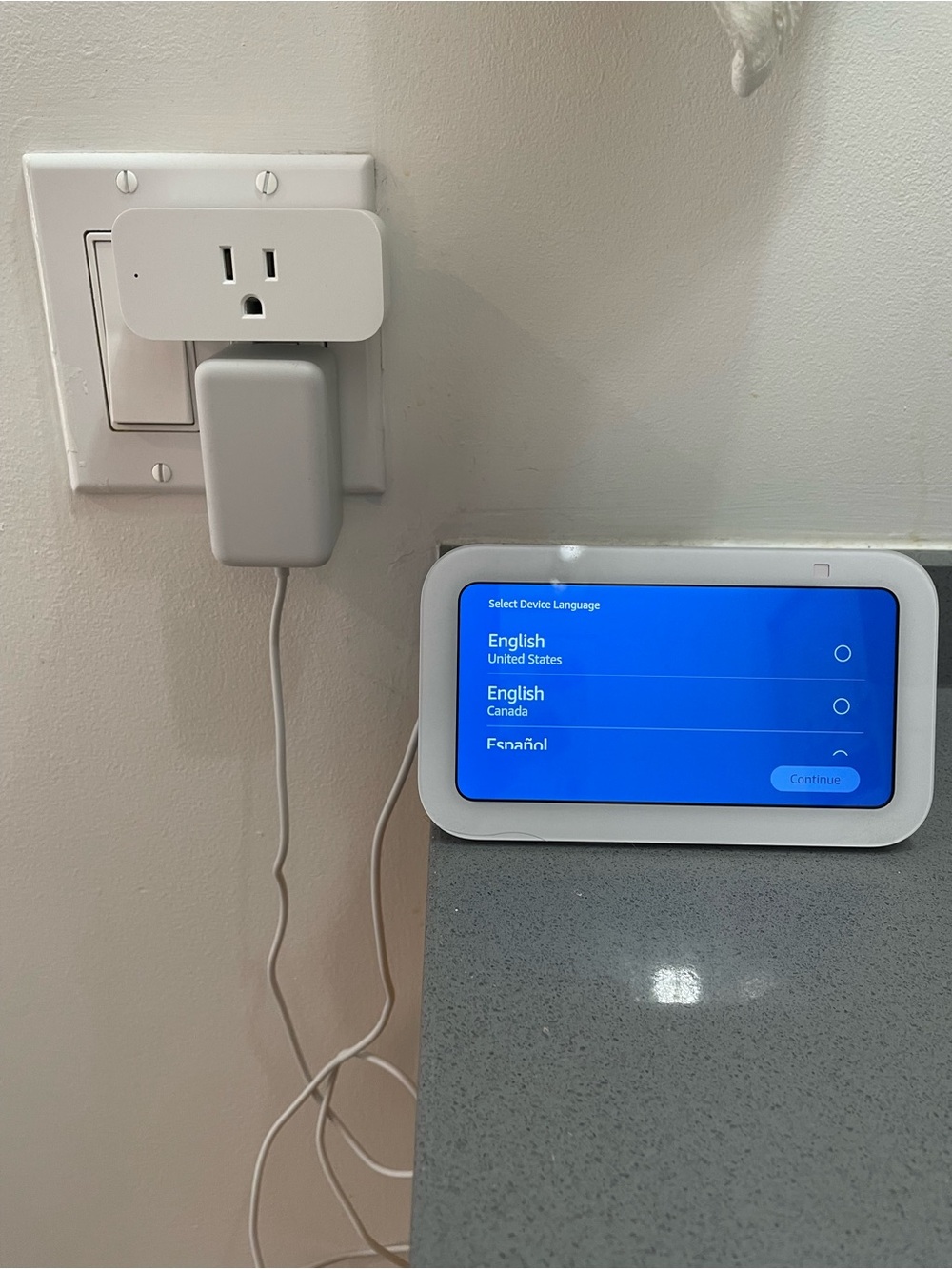 Amazon Echo Show in Glacier White with Smart Plug - Picture 4 of 5